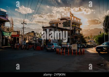 Leh eine kleine Metropole im hohen Himalaya, 11.562 Fuß. Ein Spaziergang durch die Stadt, die letzten Tage der goldenen Herbstsonne, der Winter färbt sie weiß. Stockfoto