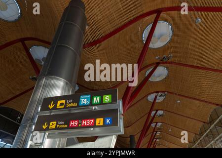 Wellige Bambusdecke des Terminals T4 am Flughafen Madrid-Barajas in Madrid, Spanien. Stockfoto