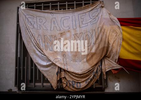 Valencia, Spanien. November 2024 30. Ein Blatt mit dem Wort "Danke" an die Freiwilligen, die auf einer Straße in der Stadt Paiporta, einer Stadt im Süden von Valencia, installiert wurden. Am 29. November war ein Monat vergangen, seit Ende Oktober die isolierte Depression auf hohem Niveau (DANA) die Städte des Gebiets L´Horta Sud südlich der spanischen Stadt Valencia betraf und die nicht nur Millionen an wirtschaftlichen Schäden verursachte, sondern auch mehr als 200 Menschen das Leben forderte. (Foto: David Canales/SOPA Images/SIPA USA) Credit: SIPA USA/Alamy Live News Stockfoto