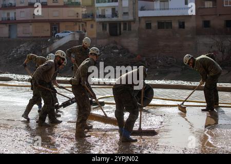 Valencia, Spanien. November 2024 30. Soldaten säubern Trümmer in der Stadt Paiporta südlich der Stadt Valencia. Am 29. November war ein Monat vergangen, seit Ende Oktober die isolierte Depression auf hohem Niveau (DANA) die Städte des Gebiets L´Horta Sud südlich der spanischen Stadt Valencia betraf und die nicht nur Millionen an wirtschaftlichen Schäden verursachte, sondern auch mehr als 200 Menschen das Leben forderte. (Foto: David Canales/SOPA Images/SIPA USA) Credit: SIPA USA/Alamy Live News Stockfoto