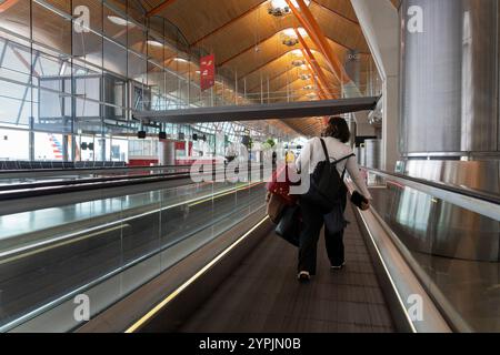 Passagiere begeben sich durch Terminal T4S am Flughafen Madrid-Barajas in Madrid, Spanien. Stockfoto