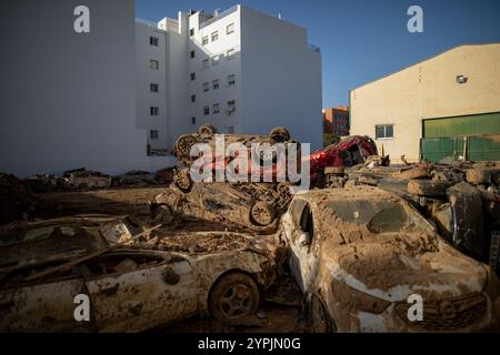 Valencia, Spanien. November 2024 30. Ungenutzte Autos stapelten sich auf einer Straße in einer Stadt im Süden von Valencia. Am 29. November war ein Monat vergangen, seit Ende Oktober die isolierte Depression auf hohem Niveau (DANA) die Städte des Gebiets L´Horta Sud südlich der spanischen Stadt Valencia betraf und die nicht nur Millionen an wirtschaftlichen Schäden verursachte, sondern auch mehr als 200 Menschen das Leben forderte. (Foto: David Canales/SOPA Images/SIPA USA) Credit: SIPA USA/Alamy Live News Stockfoto