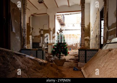 Valencia, Spanien. November 2024 30. Ein Weihnachtsbaum, der in einem von der DANA zerstörten Haus in Paiporta, südlich von Valencia, installiert wurde. Am 29. November war ein Monat vergangen, seit Ende Oktober die isolierte Depression auf hohem Niveau (DANA) die Städte des Gebiets L´Horta Sud südlich der spanischen Stadt Valencia betraf und die nicht nur Millionen an wirtschaftlichen Schäden verursachte, sondern auch mehr als 200 Menschen das Leben forderte. (Foto: David Canales/SOPA Images/SIPA USA) Credit: SIPA USA/Alamy Live News Stockfoto