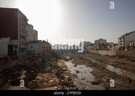 Valencia, Spanien. November 2024 30. Der Barranco del Poyo, der durch die valencianische Stadt Paiporta führt. Am 29. November war ein Monat vergangen, seit Ende Oktober die isolierte Depression auf hohem Niveau (DANA) die Städte des Gebiets L´Horta Sud südlich der spanischen Stadt Valencia betraf und die nicht nur Millionen an wirtschaftlichen Schäden verursachte, sondern auch mehr als 200 Menschen das Leben forderte. (Foto: David Canales/SOPA Images/SIPA USA) Credit: SIPA USA/Alamy Live News Stockfoto