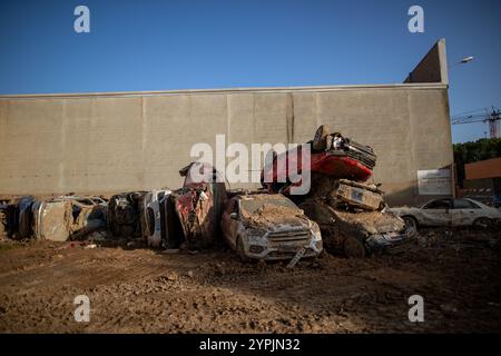 Valencia, Spanien. November 2024 30. Ungenutzte Autos stapelten sich auf einer Straße in einer Stadt im Süden von Valencia. Am 29. November war ein Monat vergangen, seit Ende Oktober die isolierte Depression auf hohem Niveau (DANA) die Städte des Gebiets L´Horta Sud südlich der spanischen Stadt Valencia betraf und die nicht nur Millionen an wirtschaftlichen Schäden verursachte, sondern auch mehr als 200 Menschen das Leben forderte. (Foto: David Canales/SOPA Images/SIPA USA) Credit: SIPA USA/Alamy Live News Stockfoto