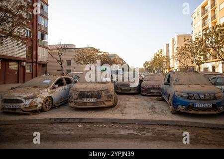 Valencia, Spanien. November 2024 30. Ungenutzte Autos stapelten sich auf einer Straße in einer Stadt im Süden von Valencia. Am 29. November war ein Monat vergangen, seit Ende Oktober die isolierte Depression auf hohem Niveau (DANA) die Städte des Gebiets L´Horta Sud südlich der spanischen Stadt Valencia betraf und die nicht nur Millionen an wirtschaftlichen Schäden verursachte, sondern auch mehr als 200 Menschen das Leben forderte. (Foto: David Canales/SOPA Images/SIPA USA) Credit: SIPA USA/Alamy Live News Stockfoto