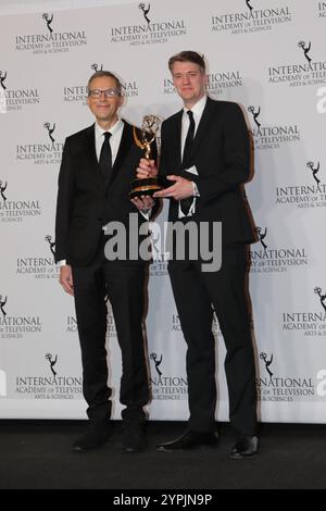 NEW YORK, NEW YORK - 25. NOVEMBER: Prominente nehmen am 25. November 2024 an den 52. International Emmy Awards im New York Hilton Teil. Der Abend zelebrierte weltweites Talent und hervorragende Fernsehqualität und zog Stars aus aller Welt an. (Foto: Giada Papini Rampelotto/EuropaNewswire). Stockfoto