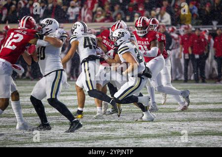 Indiana, USA. November 2024 30. (26) Andrew Sowinski spielt den Ball während des NCAA-Fußballspiels zwischen den Indiana Hoosiers vs Purdue Boilermakers im Memorial Stadium in Bloomington Indiana. Cory Eads/Cal Sport Media/Alamy Live News Stockfoto