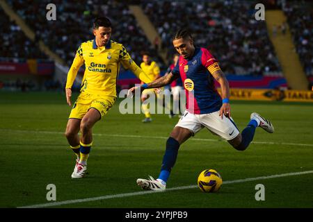 Barcelona, Spanien. November 2024 30. Raphinha (R) vom FC Barcelona tritt beim Fußballspiel La Liga zwischen dem FC Barcelona und UD Las Palmas im Olympiastadion llu¨ªs Companys in Barcelona, Spanien, am 30. November 2024 an. Quelle: Joan Gosa/Xinhua/Alamy Live News Stockfoto