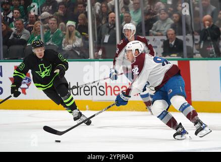 Dallas, Texas, USA. November 2024. Ivan Ivan #82 von Colorado Avalanche läuft auf dem Eis mit Kontrolle über den Puck während des Spiels gegen die Dallas Stars der NHL reguläre Saison im American Airlines Center. Endpunktzahl Dallas Stars 5-3 Colorado Avalanche. Am 29. November 2024 in Dallas, Texas, USA. (Kreditbild: © Javier Vicencio/eyepix via ZUMA Press Wire) NUR REDAKTIONELLE VERWENDUNG! Nicht für kommerzielle ZWECKE! Stockfoto