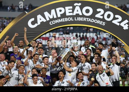 Buenos Aires, Argentinien. November 2024 30. Botafogos Spieler feiern mit der Trophäe, nachdem sie am 30. November 2024 im Monumental Stadium in Buenos Aires das letzte Fußballspiel der brasilianischen Teams Atletico Mineiro und Botafogo gewonnen haben. Quelle: Alejandro Pagni/Alamy Live News Stockfoto