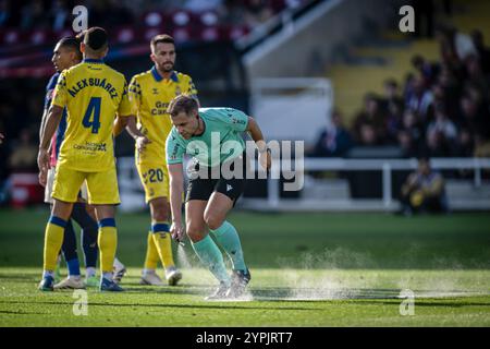 Barcelona, Spanien. November 2024 30. Der Schiedsrichter war bei einem La Liga EA Sports Spiel zwischen dem FC Barcelona und UD Las Palmas bei Estadi Olimpic Lluís Companys zu sehen. Endstand: FC Barcelona 1:2 UD Las Palmas Credit: SOPA Images Limited/Alamy Live News Stockfoto