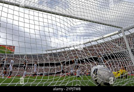 Buenos Aires, Argentinien. November 2024 30. Botafogos Stürmer #07 Luis Henrique erzielte das erste Tor gegen Altetico Mineiro während des letzten Fußballspiels der CONMEBOL Copa Libertadores zwischen den brasilianischen Teams Atletico Mineiro und Botafogo im El Monumental Stadion in Buenos Aires am 30. November 2024. Quelle: Alejandro Pagni/Alamy Live News Stockfoto