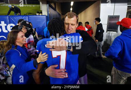 30. November 2024: Rhett Lashlee, Trainer der SMU Mustangs, umarmt Quarterback Kevin Jennings (7), nachdem er ein College-Football-Spiel gegen die Cal Golden Bears im Gerald J. Ford Stadium in Dallas, Texas gewonnen hatte. Austin McAfee/CSM Stockfoto