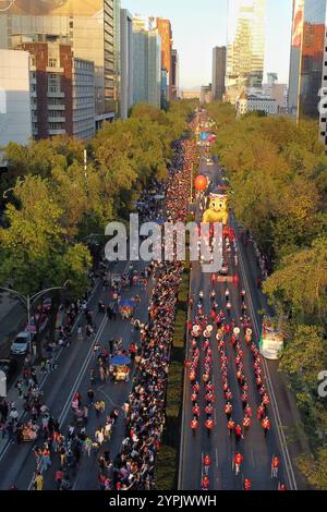 Die Besucher besuchen die Reforma Avenue, um die Weihnachtsparade „˜ Bolo fest 2024“ im Rahmen der Feierlichkeiten der Weihnachtszeit zu genießen. Am 30. November 2024 in Mexiko-Stadt. (Kreditbild: © Carlos Santiago/eyepix via ZUMA Press Wire) NUR REDAKTIONELLE VERWENDUNG! Nicht für kommerzielle ZWECKE! Stockfoto