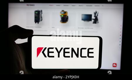 Deutschland. Juli 2024. In dieser Abbildung hält eine Person ein Smartphone mit dem Logo des japanischen Elektronikunternehmens Keyence Corporation vor der Unternehmenswebseite. Quelle: SOPA Images Limited/Alamy Live News Stockfoto