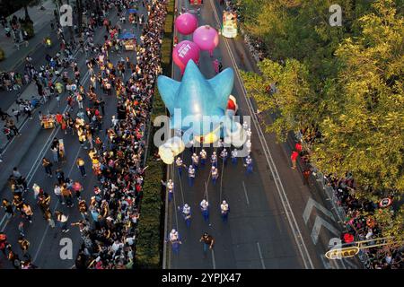 Mexiko-Stadt, Mexiko. November 2024 30. Die Besucher besuchen die Reforma Avenue, um die Weihnachtsparade „Bolo fest 2024“ im Rahmen der Feierlichkeiten der Weihnachtszeit zu genießen. Am 30. November 2024 in Mexiko-Stadt. (Foto: Carlos Santiago/Eyepix Group/SIPA USA) Credit: SIPA USA/Alamy Live News Stockfoto