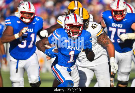 30. November 2024: SMU Mustangs Running Back Brashard Smith läuft im zweiten Quartal eines College-Footballspiels gegen die Cal Golden Bears im Gerald J. Ford Stadium in Dallas, Texas. Austin McAfee/CSM Stockfoto