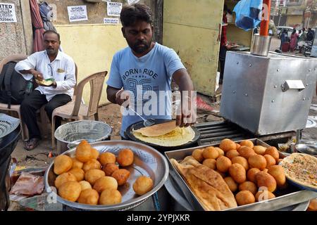 Ein Street Food-Händler, der ein Masala Dosa in Secunderabad, Telegana, Indien kocht Stockfoto