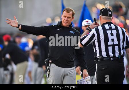 30. November 2024: Rhett Lashlee, Trainer der SMU Mustangs, spricht mit einem Schiedsrichter während des zweiten Viertels eines College-Fußballspiels gegen die Cal Golden Bears im Gerald J. Ford Stadium in Dallas, Texas. Austin McAfee/CSM Stockfoto