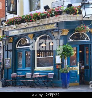 London, Großbritannien - 20. September 2024: Außenansicht des Pubs mit Blumenschmuck im Londoner Viertel Bloomsbury in der Nähe des British Museum Stockfoto