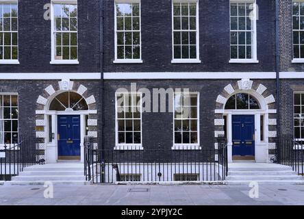 Georgianische Stadthäuser, die in den späten 1700er Jahren im Bedford Square-Viertel von Bloomsbury, London, errichtet wurden Stockfoto