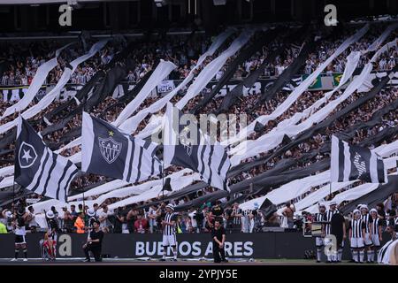 Buenos Aires, Argentinien - 30. November 2024: Atlético Mineiro und Botafogo treffen sich im Finale der Copa Libertadores im Estadio Monumental in Buenos Aires auf, was zu einem historischen brasilianischen Showdown führt. Die Fans beider Teams haben die Stadt mit Energie erfüllt, als die beiden Vereine um den begehrten südamerikanischen Titel kämpfen. Das Spiel verspricht hohe Einsätze, intensive Rivalität und Fußball vom Feinsten. (Foto von UNAR Photo) Stockfoto