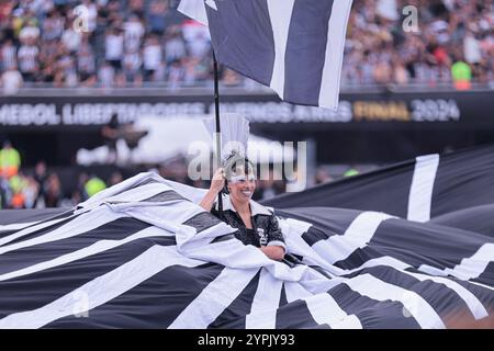 Buenos Aires, Argentinien - 30. November 2024: Atlético Mineiro und Botafogo treffen sich im Finale der Copa Libertadores im Estadio Monumental in Buenos Aires auf, was zu einem historischen brasilianischen Showdown führt. Die Fans beider Teams haben die Stadt mit Energie erfüllt, als die beiden Vereine um den begehrten südamerikanischen Titel kämpfen. Das Spiel verspricht hohe Einsätze, intensive Rivalität und Fußball vom Feinsten. (Foto von UNAR Photo) Stockfoto