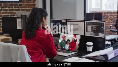 Die junge birassische Frau arbeitet in einem modernen Büro mit Kopierraum Stockfoto