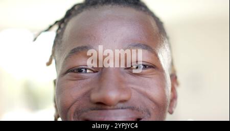 Porträt Nahaufnahme eines glücklichen afroamerikanischen Mannes, kurze Dreadlocks lächelnd Stockfoto