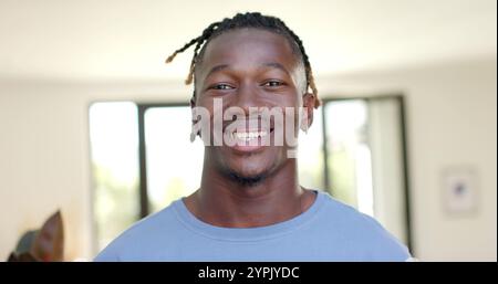 Porträt eines glücklichen afroamerikaners mit kurzen Dreadlocks zu Hause lächelnd Stockfoto