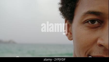 Nahaufnahme eines afroamerikanischen Mannes, der am Strand steht Stockfoto