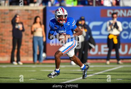 30. November 2024: Der SMU Mustangs Quarterback Kevin Jennings spielt im zweiten Quartal eines College-Footballspiels gegen die Cal Golden Bears im Gerald J. Ford Stadium in Dallas, Texas, nach rechts. Austin McAfee/CSM Stockfoto