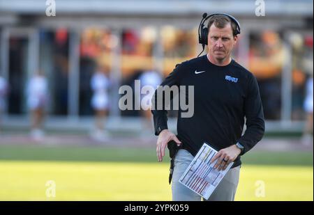 30. November 2024: Rhett Lashlee, Trainer der SMU Mustangs, spaziert im zweiten Viertel eines College-Fußballspiels gegen die Cal Golden Bears im Gerald J. Ford Stadium in Dallas, Texas. Austin McAfee/CSM Stockfoto