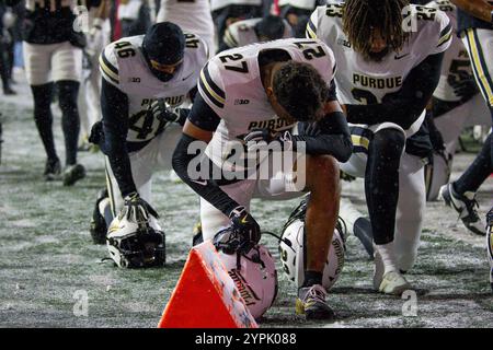 Bloomington Indiana, USA. November 2024 30. Purdue-Spieler beten vor dem Start während des NCAA-Fußballspiels zwischen den Indiana Hoosiers vs Purdue Boilermakers im Memorial Stadium in Bloomington, Indiana. Cory Eads/Cal Sport Media/Alamy Live News Stockfoto