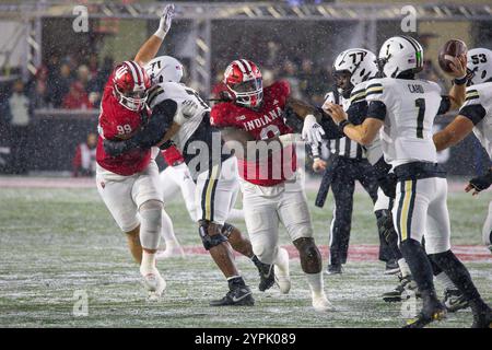 Indiana, USA. November 2024 30. (1) die Hudson Card wirft einen Pass während des NCAA-Fußballspiels zwischen den Indiana Hoosiers vs Purdue Boilermakers im Memorial Stadium in Bloomington Indiana. Cory Eads/Cal Sport Media/Alamy Live News Stockfoto