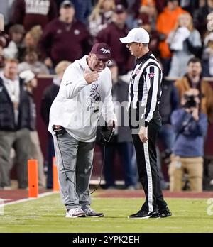 College Station, USA. November 2024 30. MIKE ELKO, Cheftrainer von Texas A&M Aggies, bittet den Schiedsrichter während der ersten Hälfte eines NCAA-Fußballspiels zwischen den Texas Longhorns und den Texas A&M Aggies am 30. November 2024 im Kyle Field in College Station, Texas. (Foto: Jerome Hicks/SIPA USA) Credit: SIPA USA/Alamy Live News Stockfoto