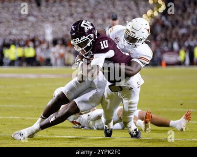 College Station, USA. November 2024 30. Texas A&M Aggies Quarterback MARCEL REED (10) wird am 30. November 2024 im Kyle Field in College Station, Texas, von einem Texas Longhorn Verteidiger angegriffen. (Foto: Jerome Hicks/SIPA USA) Credit: SIPA USA/Alamy Live News Stockfoto