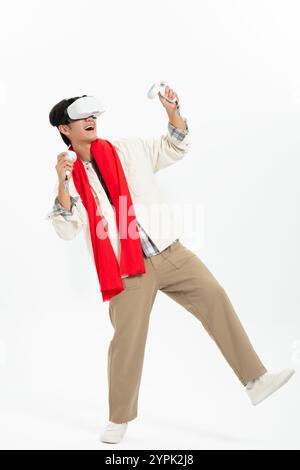 Junger asiatischer Mann, der VR-Spiel auf dem Kopf trägt Stockfoto