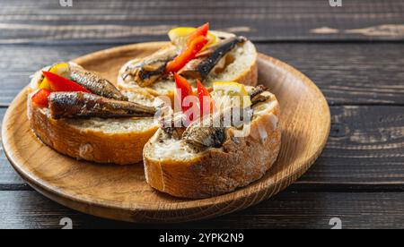 Fisch-Sandwich mit Butter und Sprossen, Zitrone und rotem Pfeffer Stockfoto