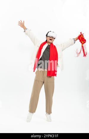 Ein junger asiatischer Mann, der VR trägt und FU hält Stockfoto