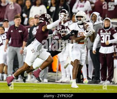 College Station, Texas, USA. November 2024 30. Der Texas Wide Receiver Matthew Golden (2) bringt einen Pass über Texas A&M Defensive Back will Lee III (26) während der ersten Hälfte des College Football Spiels zwischen den Texas A&M Aggies und den Texas Longhorns am 30. November 2024 in College Station, Texas. Texas gewann mit 17:7. (Kreditbild: © Scott Coleman/ZUMA Press Wire) NUR REDAKTIONELLE VERWENDUNG! Nicht für kommerzielle ZWECKE! Quelle: ZUMA Press, Inc./Alamy Live News Stockfoto