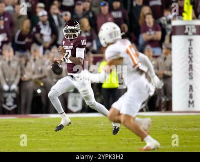 College Station, Texas, USA. November 2024 30. Texas A&M Quarterback Marcel Reed (10) wird als Texas Linebacker Liona Lefau (18) während der ersten Hälfte des College Football-Spiels zwischen den Texas A&M Aggies und den Texas Longhorns am 30. November 2024 in College Station, Texas, durchlaufen. Texas gewann mit 17:7. (Kreditbild: © Scott Coleman/ZUMA Press Wire) NUR REDAKTIONELLE VERWENDUNG! Nicht für kommerzielle ZWECKE! Quelle: ZUMA Press, Inc./Alamy Live News Stockfoto