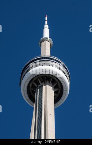 Blick auf den CN Tower am Bremner Boulevard in der Innenstadt von Toronto, Ontario, Kanada Stockfoto