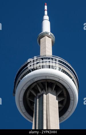 Blick auf den CN Tower am Bremner Boulevard in der Innenstadt von Toronto, Ontario, Kanada Stockfoto