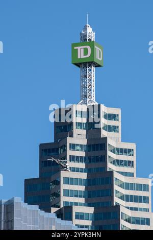 TD-Cube-Schild oben auf dem Brookfield Place an der Bay Street im Zentrum von Toronto, Ontario, Kanada Stockfoto