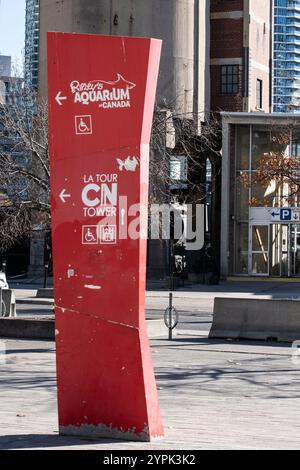 Wegweiser zum Ripley's Aquarium und CN Tower am Bremner Boulevard in der Innenstadt von Toronto, Ontario, Kanada Stockfoto