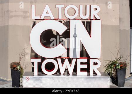 CN Tower Schild am Bremner Boulevard in der Innenstadt von Toronto, Ontario, Kanada Stockfoto