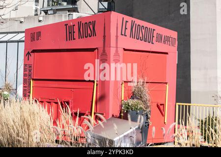 Das Kiosk Restaurant Schild am CN Tower am Bremner Boulevard in der Innenstadt von Toronto, Ontario, Kanada Stockfoto