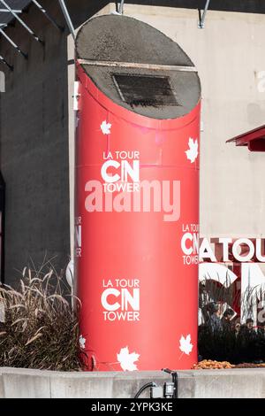 CN Tower zylindrisches Schild am Bremner Boulevard in der Innenstadt von Toronto, Ontario, Kanada Stockfoto